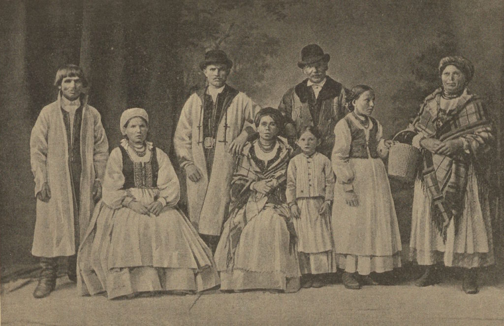 Chłopi ze wsi Targowisko nad Rabą. Zdjęcie z końca XIX wieku (domena publiczna).