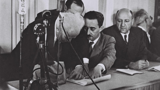 David Ben Gurion podpisuje deklarację niepodległości Izraela. 14 maja 1948 roku.