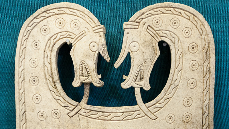 Fragment wikińskiej ozdoby z fiszbinu 
