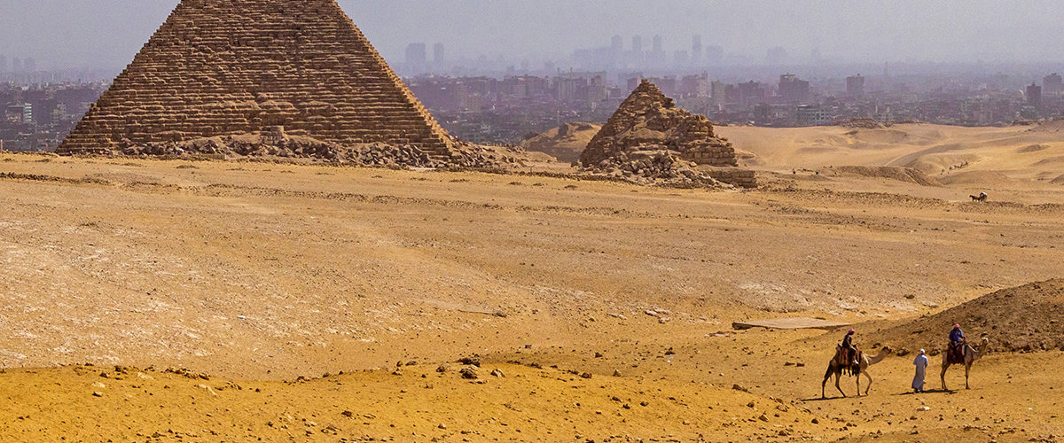 Piramidy w Gizie na tle Kairu