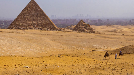 Piramidy w Gizie na tle Kairu