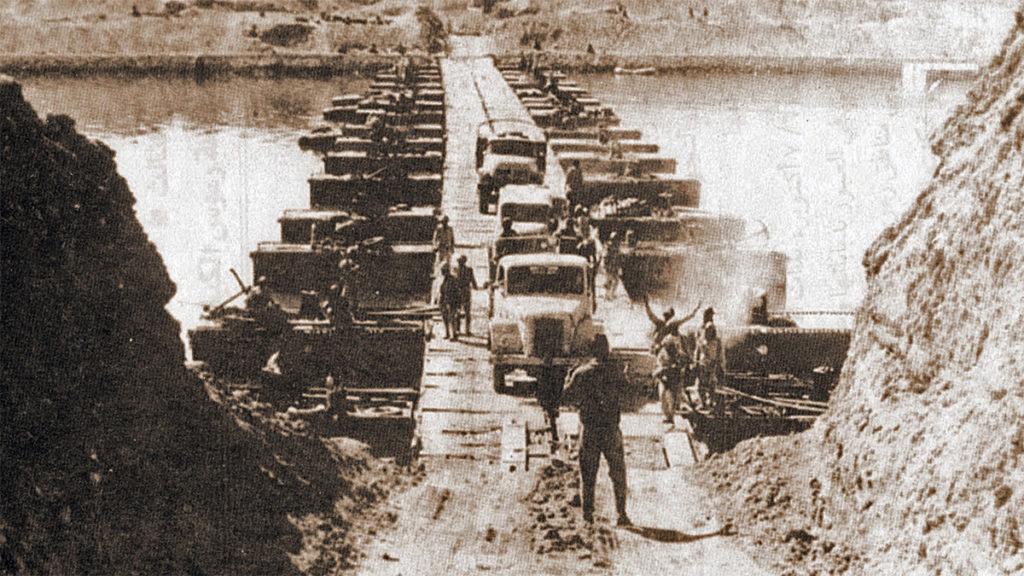 Wojska egipskie przekraczają Kanał Sueski. 7 października 1973.