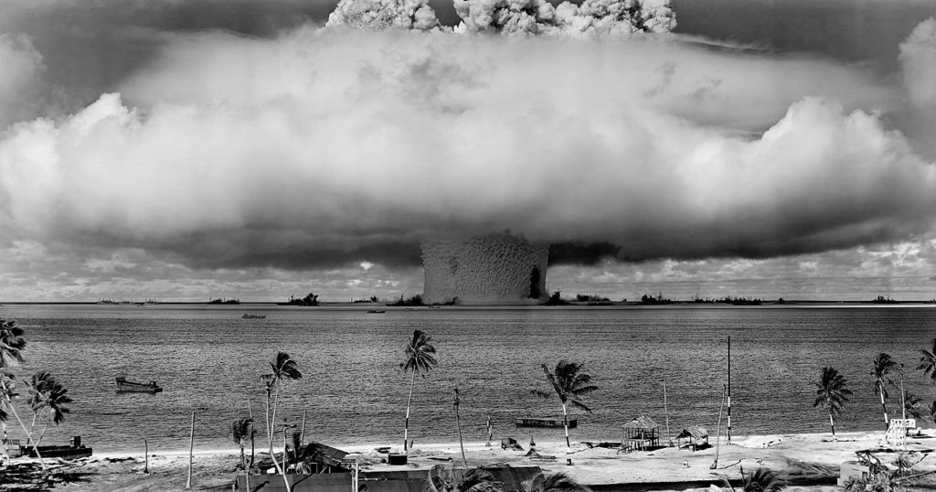 Amerykańska próba atomowa na atolu Bikini. Lipiec 1946 roku (domena publiczna).