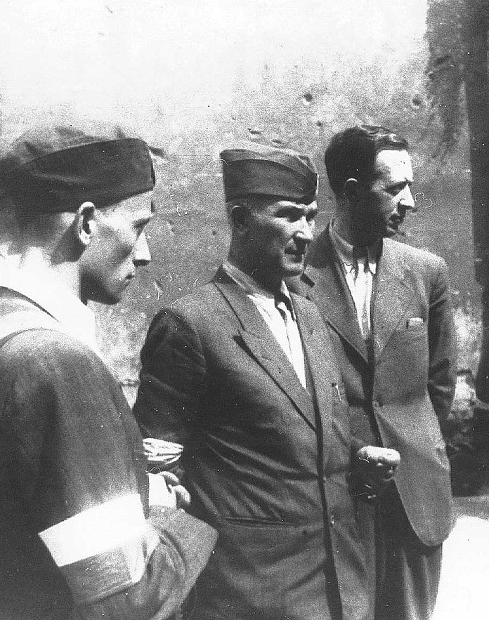 Antoni Chruściel (w środku) na zdjęciu z sierpnia 1944 roku (domena publiczna).