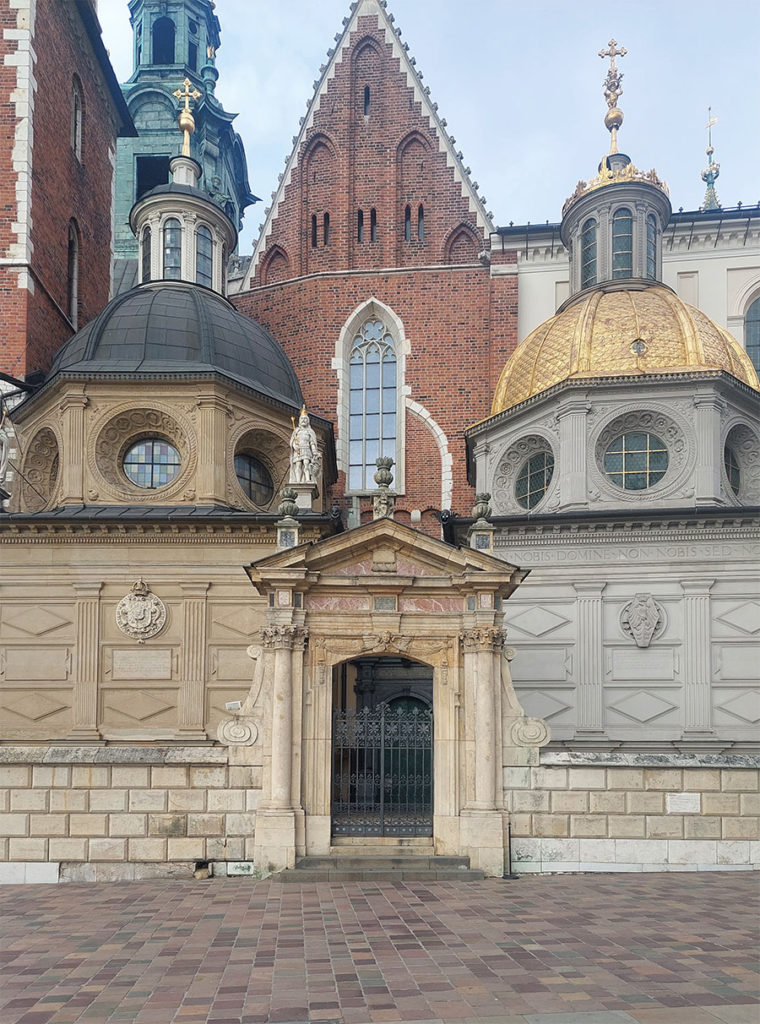Boczne wejście do katedry na Wawelu