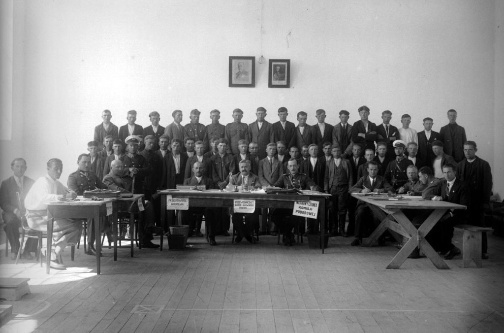 Członkowie komisji poborowej i poborowi na zdjęciu wykonanym w 1933 roku (domena publiczna).