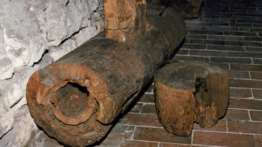 Fragment XV-wiecznej rury wodociągowej w zbiorach Muzeum Archeologicznego w Krakowie.