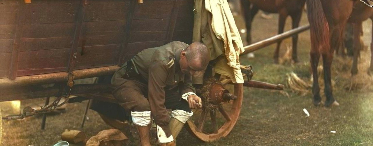 Żołnierz myjący nogi podczas manewrów. Zdjęcie z 1930 roku (domena publiczna).
