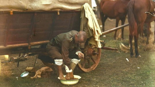 Żołnierz myjący nogi podczas manewrów. Zdjęcie z 1930 roku (domena publiczna).