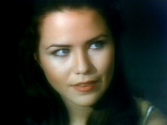 Kathleen Dee-Anne Stark. Kadr z filmu Emily z 1976.