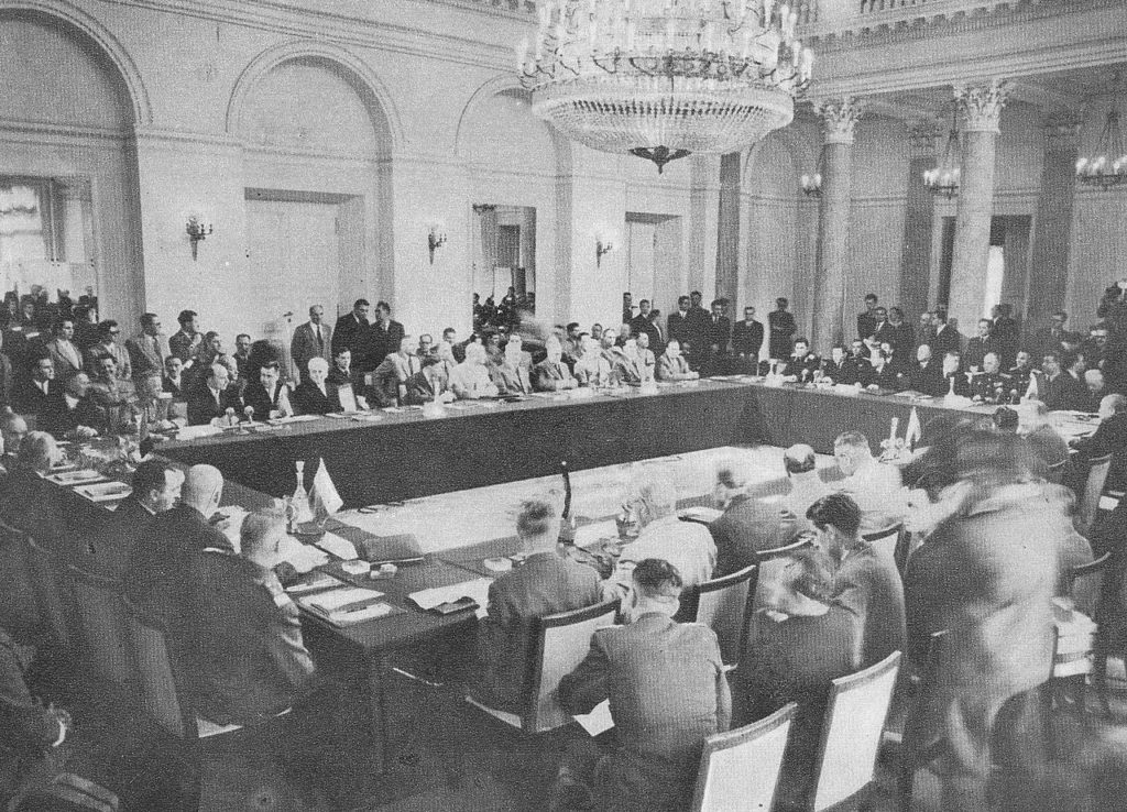 Konferencja w Sali Kolumnowej pałacu Rady Ministrów (obecnie Pałac Prezydencki), w czasie której podpisano Układ Warszawski (domena publiczna).