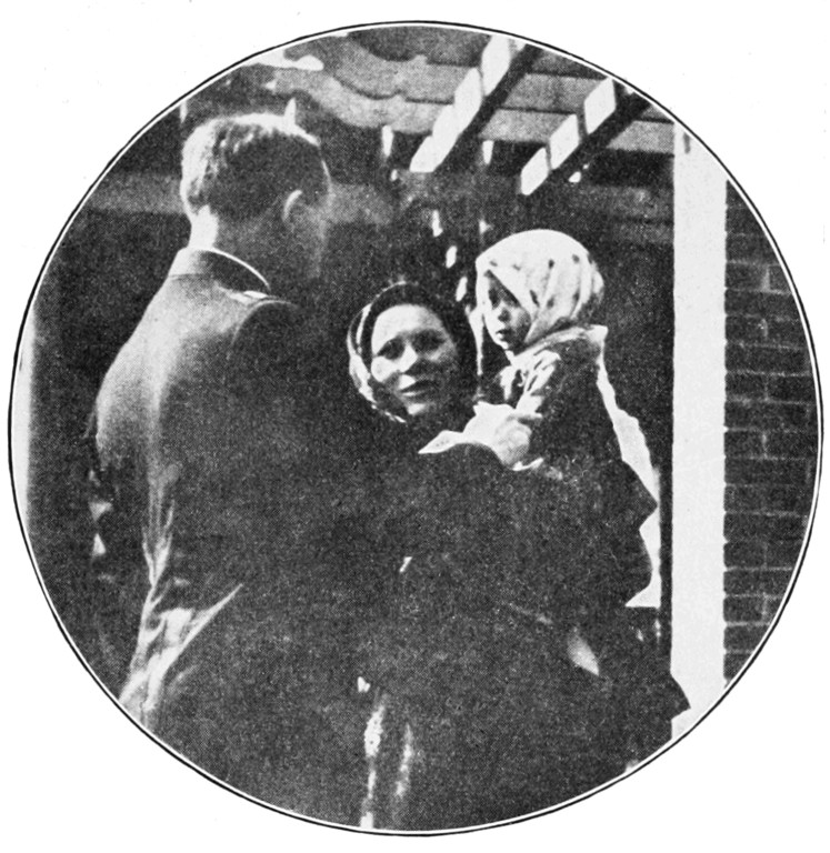 Lekarz badający dziecko polskiej emigrantki na Ellis Island (domena publiczna).