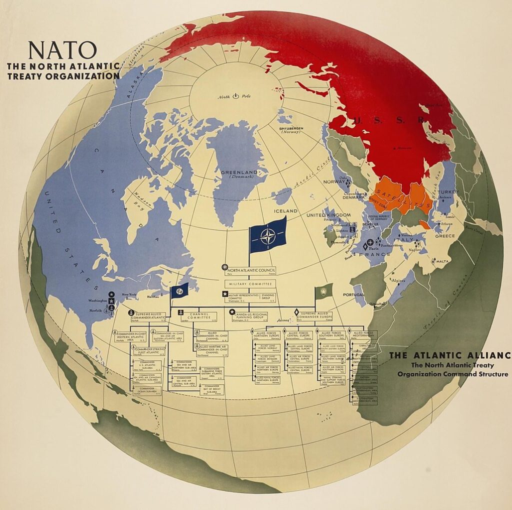 Mapa z 1955 roku prezentująca strukturę dowodzenia NATO (domen publiczna).
