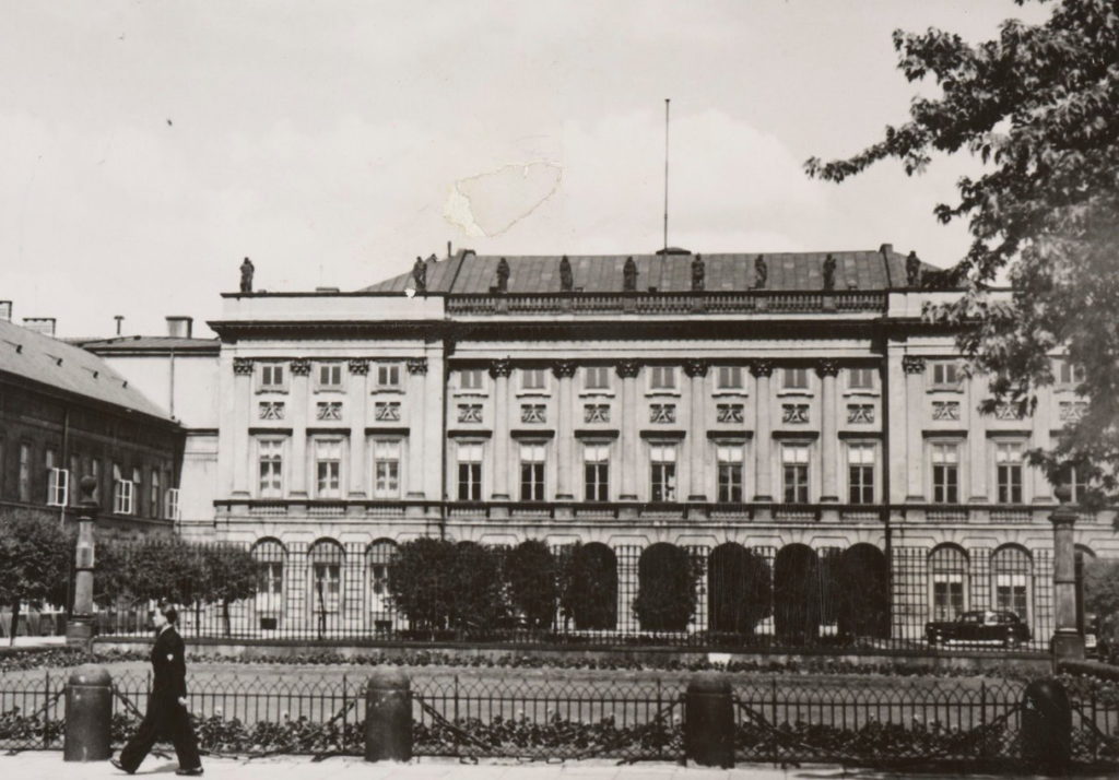 Pałac Namiestnikowski na zdjęciu z 1939 roku, Gmach przetrwał wojnę (domena publiczna).