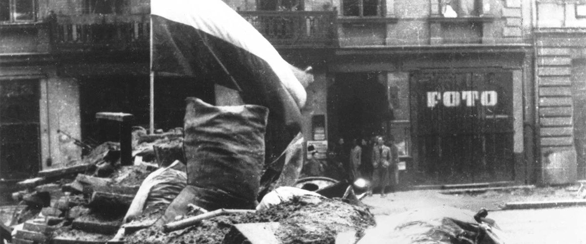 Powstańcza barykada na ulicy Marszałkowskiej. Sierpień 1944 roku.