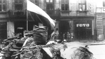 Powstańcza barykada na ulicy Marszałkowskiej. Sierpień 1944 roku.