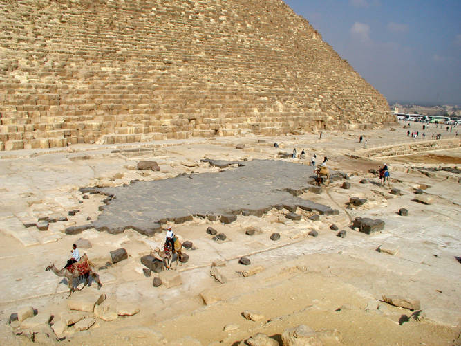 Pozostałość świątyni u podnóża piramidy Cheopsa. O jej istnieniu przypominają tylko bazaltowe płyty