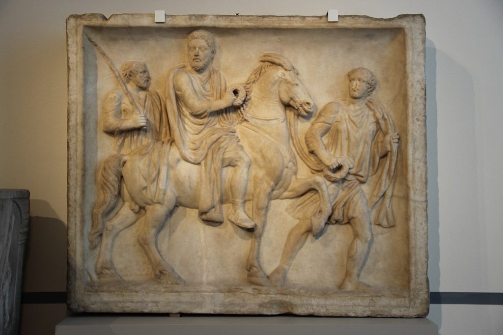 Rzymski nagrobek z II wieku n.e. przedstawiający ekwitę ((Gary Todd/domena publiczna).