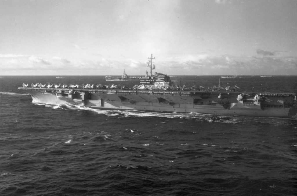 USS Saratoga podczas ćwiczeń NATO 1957 (domena publiczna).