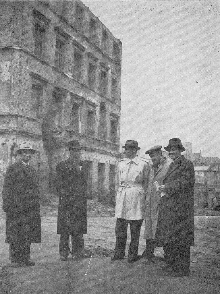 Aleksander Gieysztor (drugi do lewej) z grupą historyków i architektów na Starym Mieście w Warszawie, 1949 rok (domena publiczna).