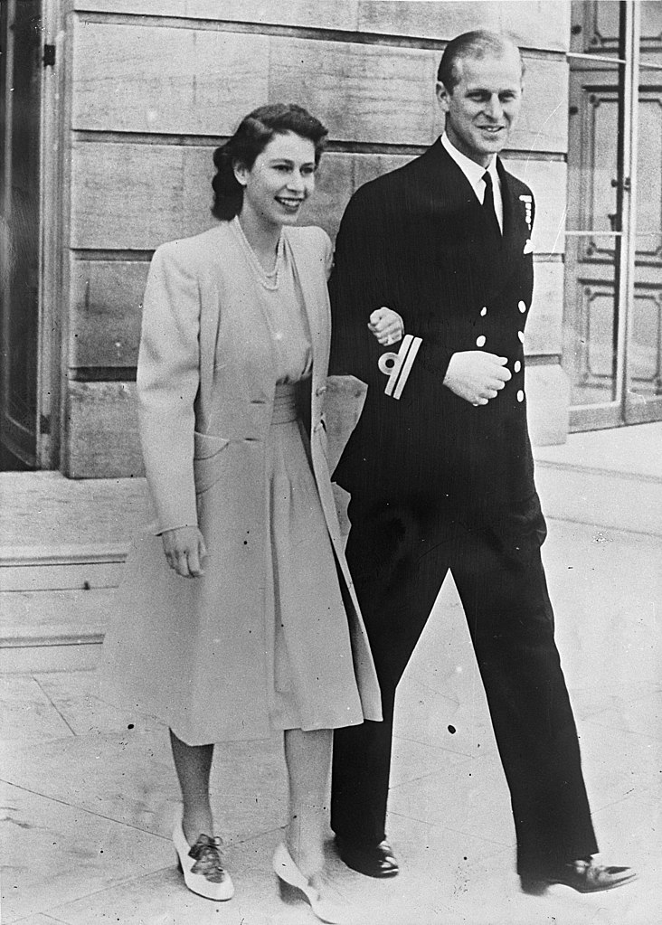 Elżbieta i Filip na zdjęciu z lipca 1947 roku (domena publiczna).