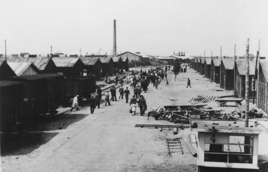 Główna droga w obozie Westerbork (domena publiczna).