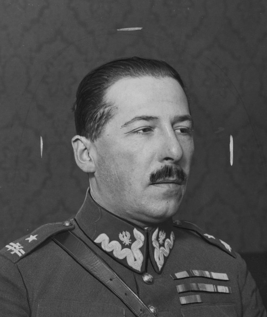 Jan Kowalewski już jako major na zdjęciu z końca lat 20. XX wieku (domena publiczna).