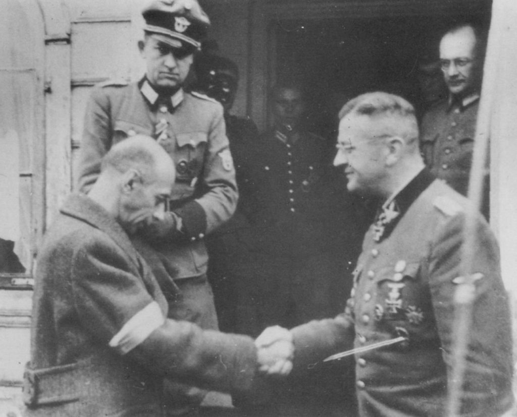 po spotkaniu z SS-Obergrupenführerem Erichem von dem Bach-Zelewskim w jego kwaterze w Ożarowie Mazowieckim. 4 października 1944 (domena publiczna).