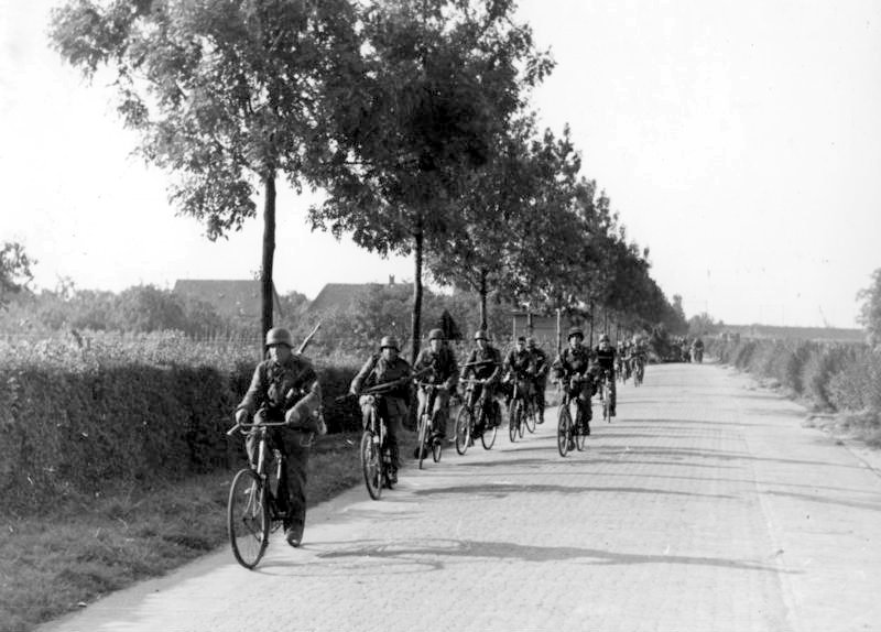 Niemieccy żołnierze na rowerach. Zdjęcie wykonane w okolicach Arnhem w czasie operacji Market Garden (Bundesarchiv/CC-BY-SA 3.0).