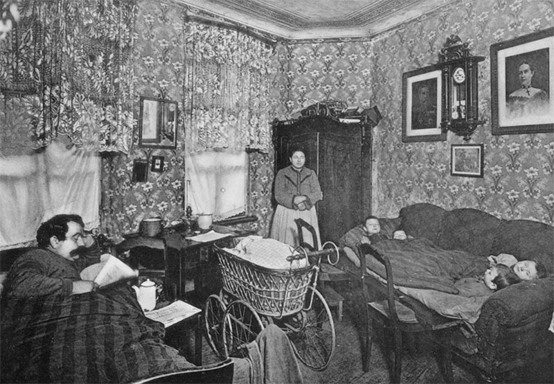 Przeludnione mieszkanie w Berlinie na początku XX wieku.