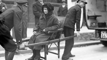 Ranna Eugenia Susskind podczas transportu na proces Maliszów.