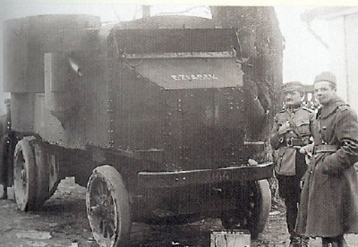 Samochód pancerny Garford-Putiłow Dziadek. Pojazd został zdobyty w walkach z Armią Czerwoną, a we wrześniu 1920 roku wziął udział w rajdzie na Kowel (domena publiczna).