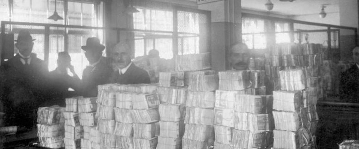 Sterty pieniędzy zastępczych emitowanych jesienią 1923 roku.
