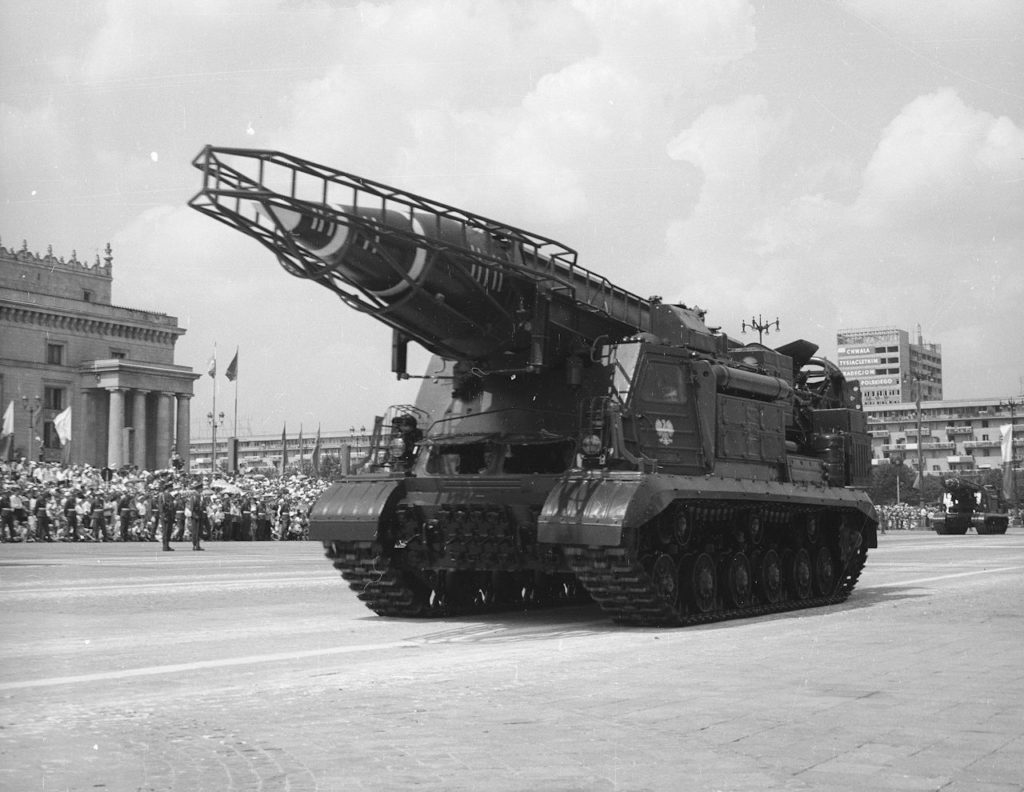 Wyrzutnia rakiet 2P19 na defiladzie w Warszawie. 22 lipca 1966 (domena publiczna).