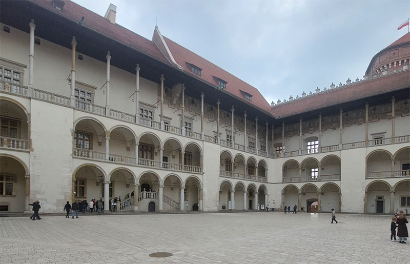 Z lewej wschodnie skrzydło rezydencji królewskiej na Wawelu