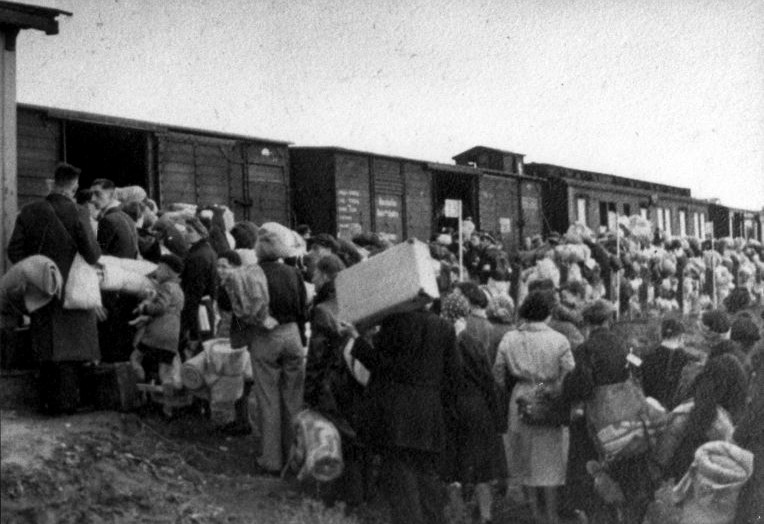 Załadunek osadzony w obozie Westerbork do bydlęcych wagonów. Zdjęcie wykonane w 1942 roku (domena publiczna).