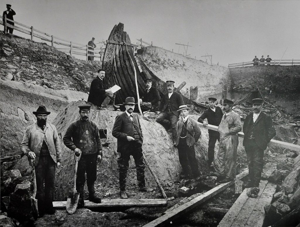 Zdjęcie wykonane podczas prac wykopaliskowych w Osebergu (domena publiczna).