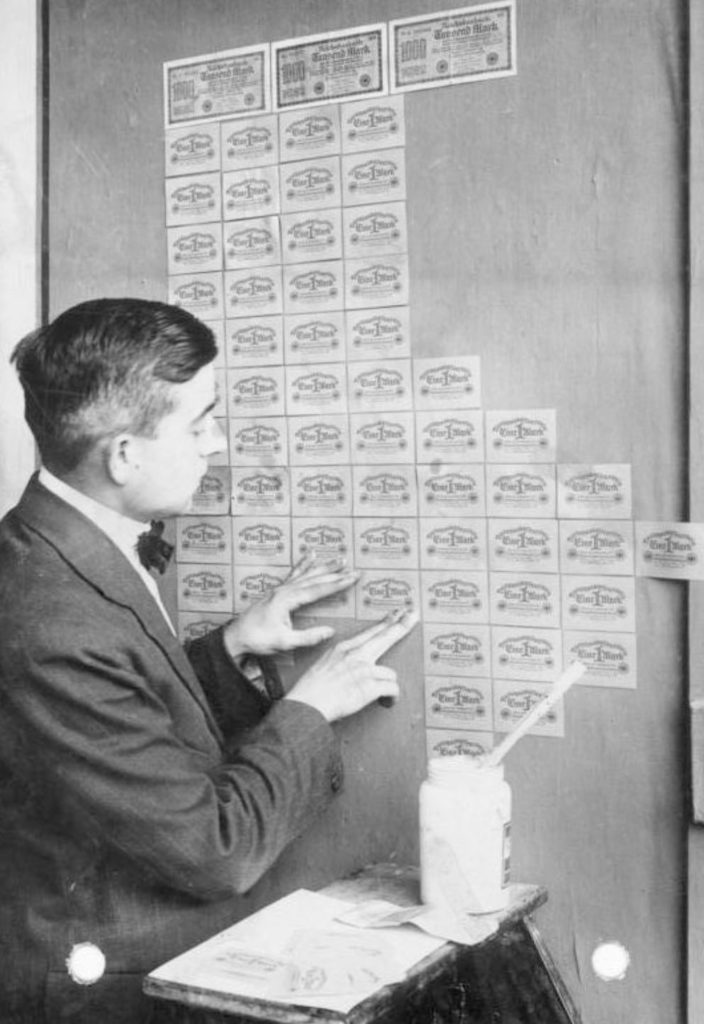 Zdjęcie z 1923 roku - banknoty wykorzystywane do obklejenia ściany