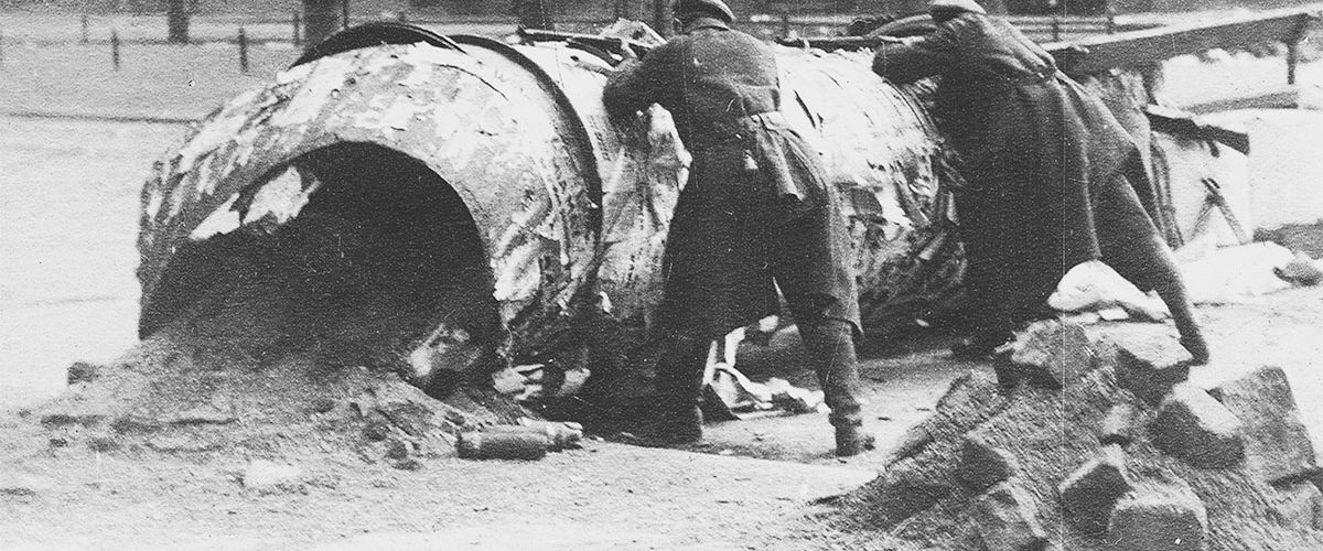 Budowa ulicznej barykady podczas powstania Spartakusa. Styczeń 1919.