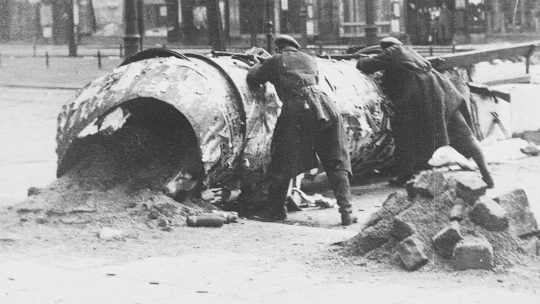 Budowa ulicznej barykady podczas powstania Spartakusa. Styczeń 1919.