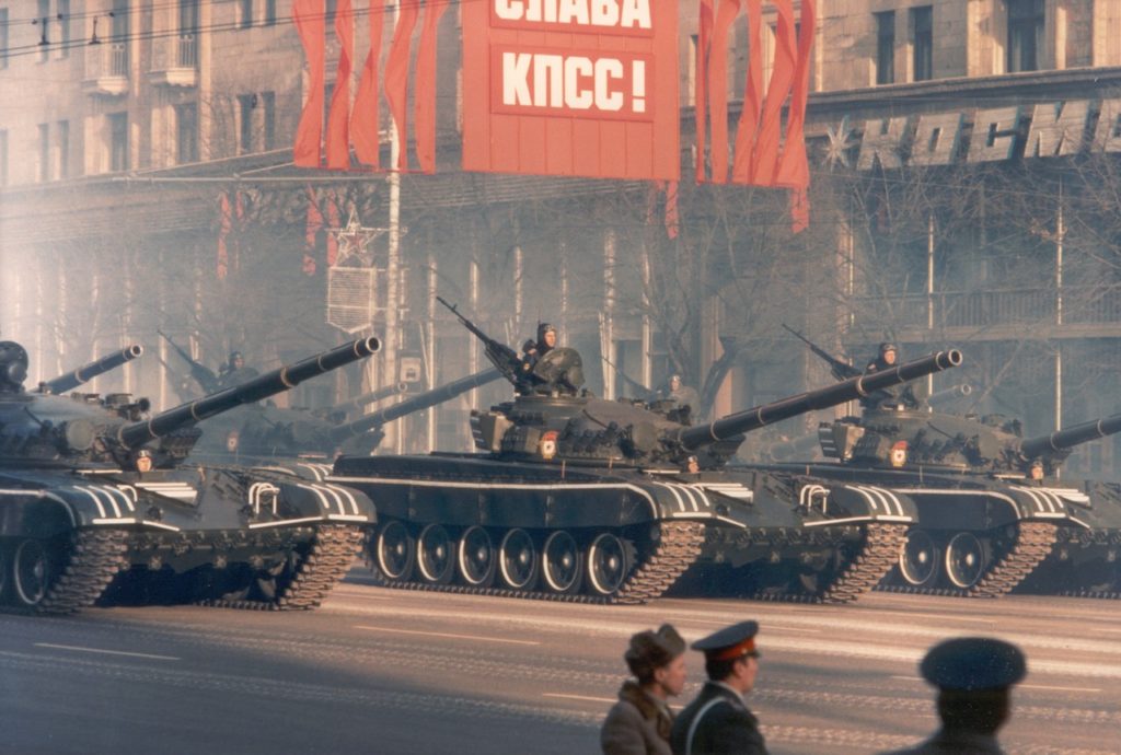 Czołgi T-72 na defiladzie z okazji rocznicy rewolucji październikowej. 1983 rok (Thomas Hedden/domena publiczna).
