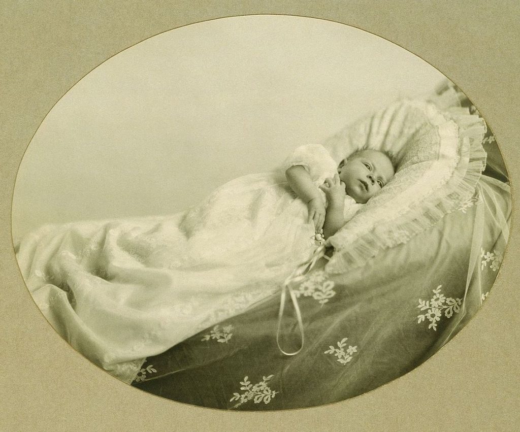 Elżbieta w wieku pięciu tygodni (domena publiczna).