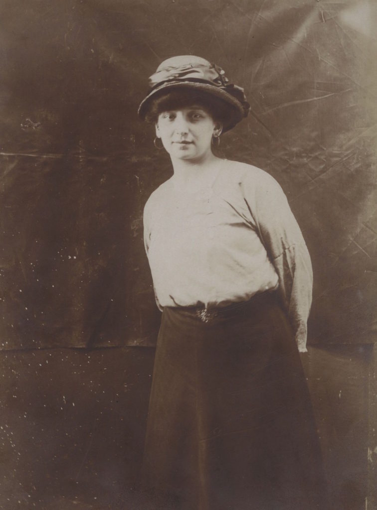 Fernande Olivier na zdjęciu wykonanym prawdopodobnie między 1906 a 1909 rokiem (domena publiczna.
