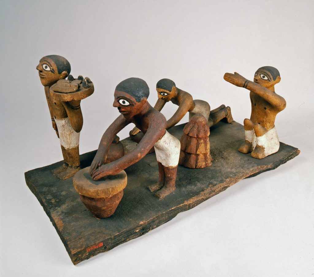 Figurki z końca trzeciego tysiąclecia p.n.e. przestawiające wypiek chleba (Museo Egizio/CC BY 2.5).