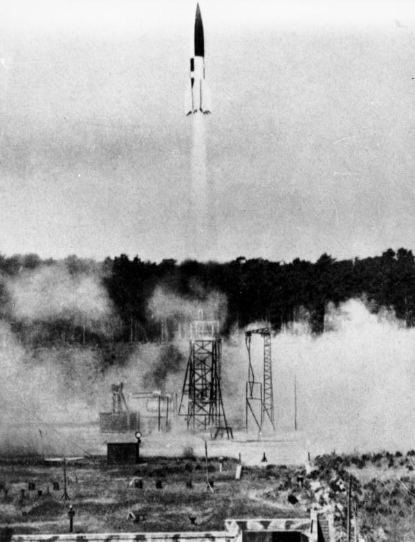 Odpalenie rakiety V2 w ośrodku badawczym w Peenemünde. Zdjęcie z czerwca 1943 roku (Bundesarchiv/CC-BY-SA 3.0).