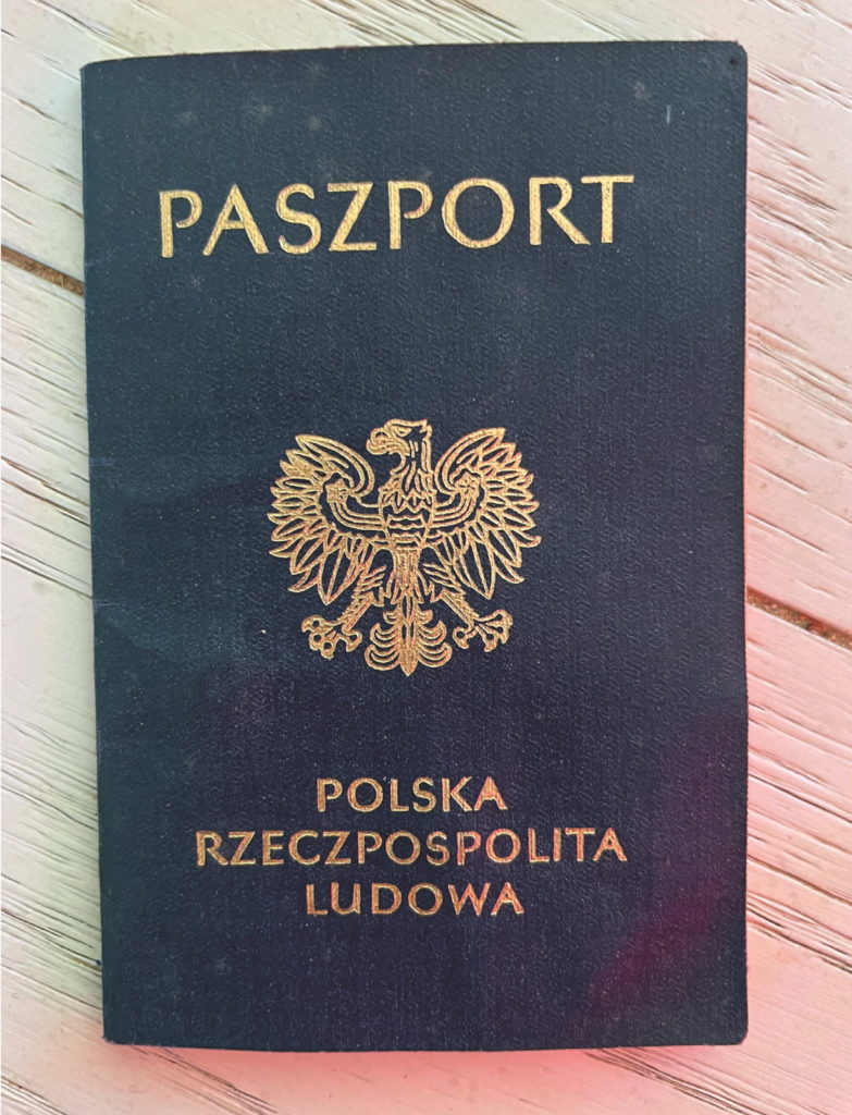 Paszport Tomasza Dzierana, z którym opuścił Polskę Ludową. Zdjęcie z książki Mój przyjaciel Drago (materiały prasowe).