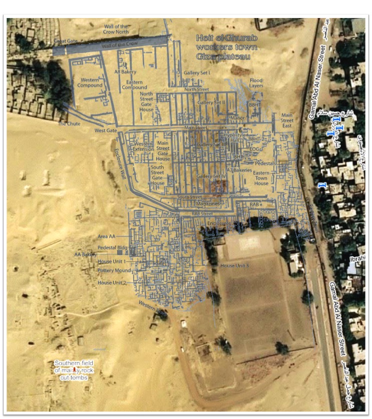 Plan miasta budowniczych piramid naniesiony na współczesne zdjęcie satelitarne (Zemanst/CC BY-SA 4.0).