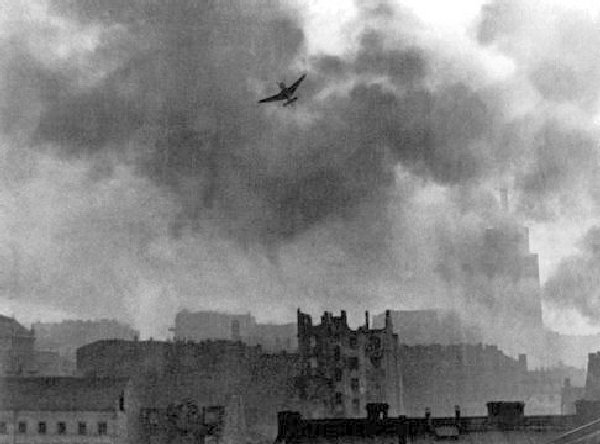 Stukas bombardujący Stare Miasto, sierpień 1944 (domena publiczna).