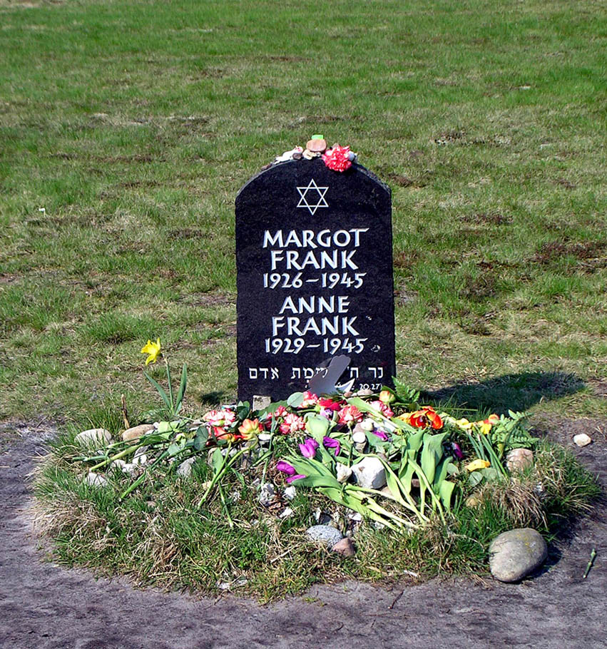 Symboliczna macewa na terenie byłego obozu Bergen-Belsen upamiętaniające Margon i Anne Frank (J. Tajchert/CC BY-SA 3.0).