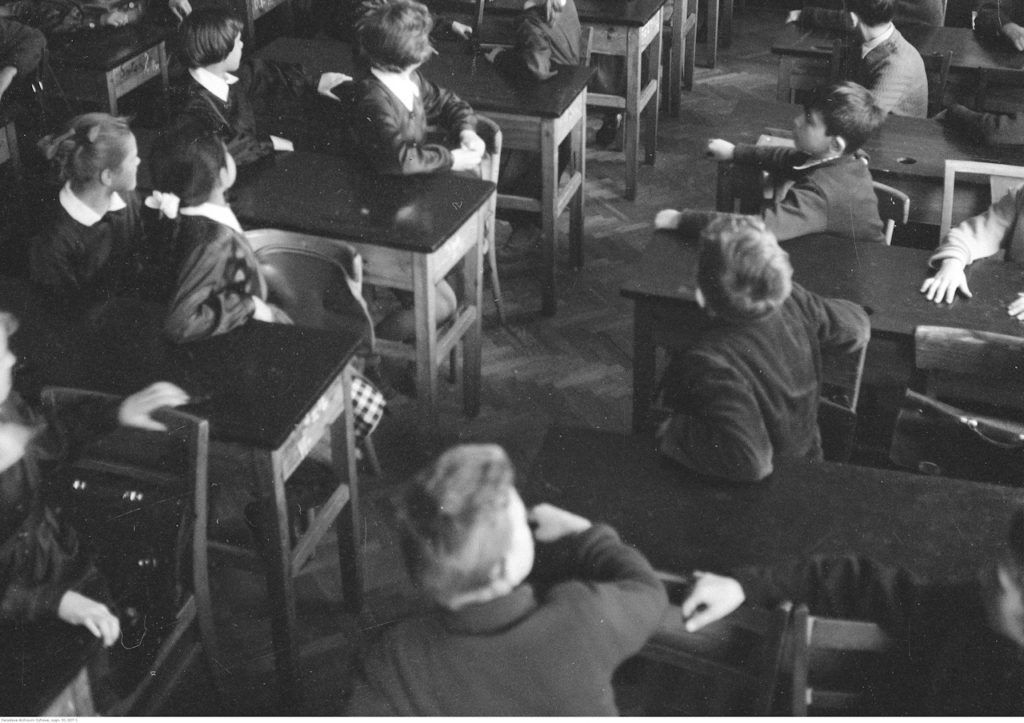 Uczniowie szkoły podstawowej. Zdjęcie poglądowe z lat 60. XX wieku (domena publiczna).